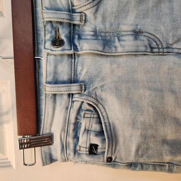 KanCan Women's Light Wash Skinny Jeans with Frayed Hem- 0/23 - Picture 2 of 9